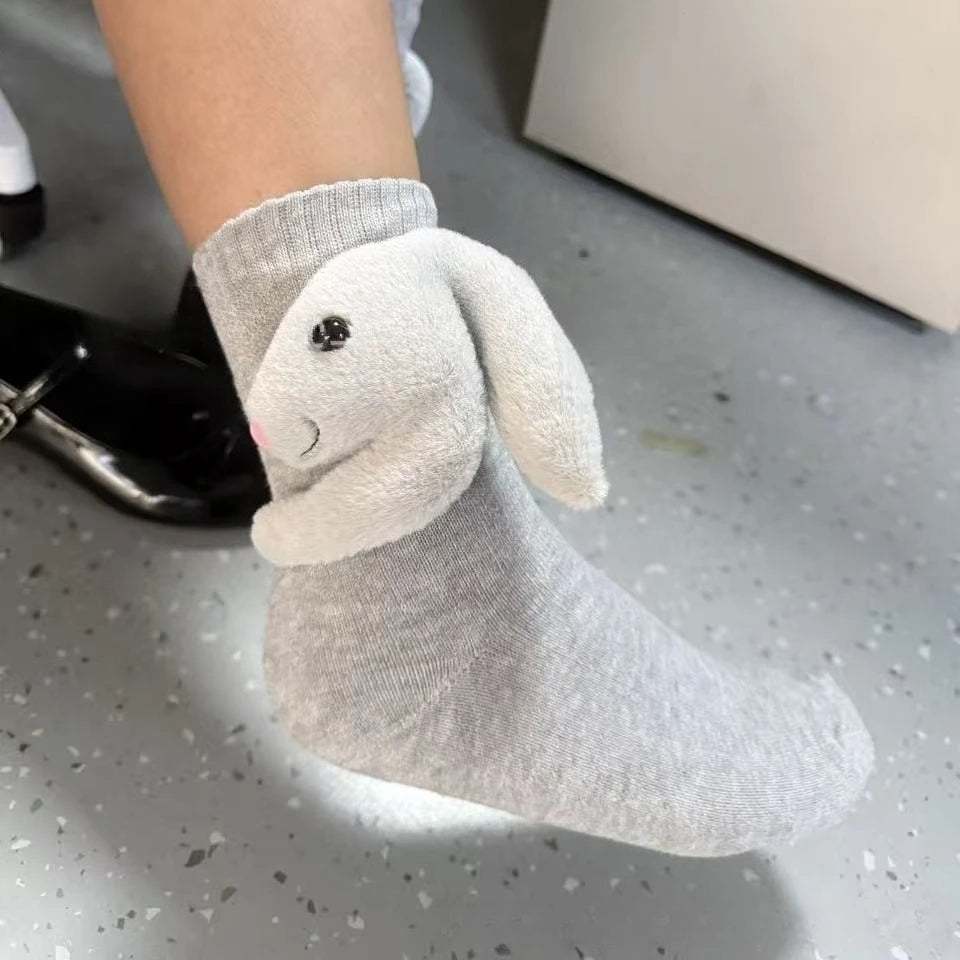 Svart-hvite hussokker med utstående 3D dyreaksent. Fluffy og komfortable for kos.