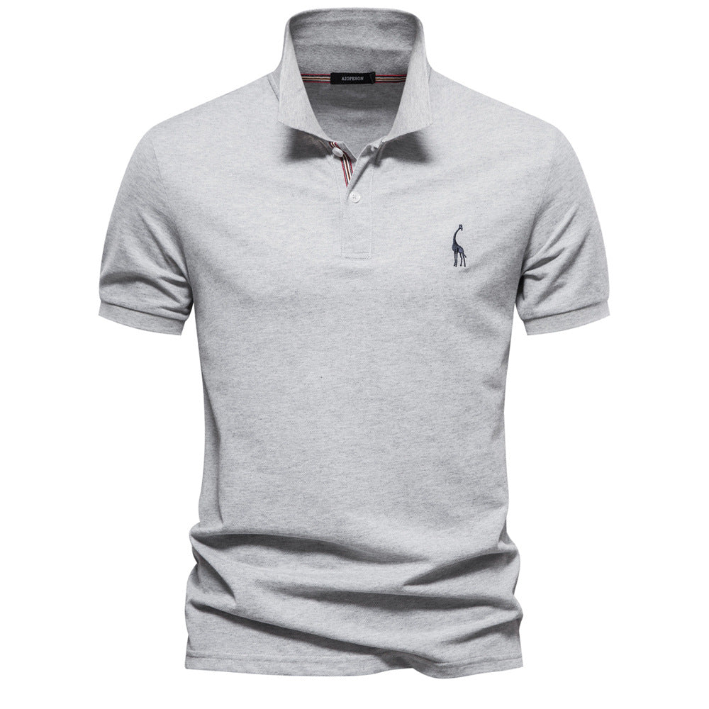 "Hvite herre poloshirt i piqué-bomull med ståkrage, sett forfra, stilren og puster for komfortabel hverdagsbruk."