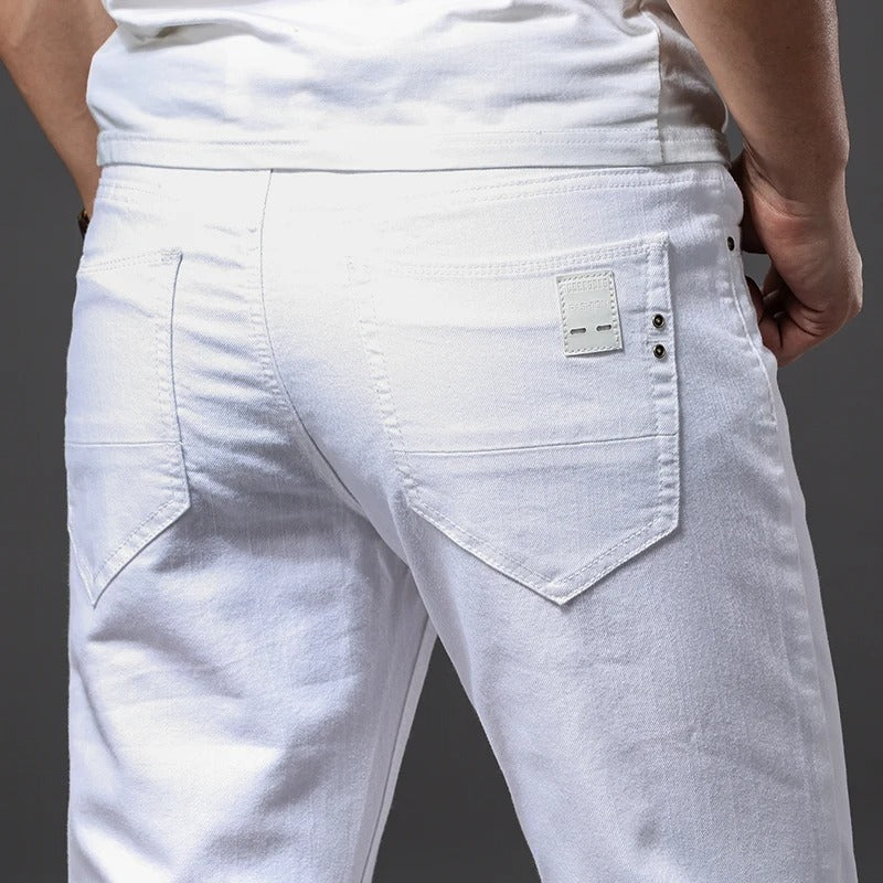 Allsidige hvite slim fit jeans for menn, et basisplagg som kombinerer stil og komfort.