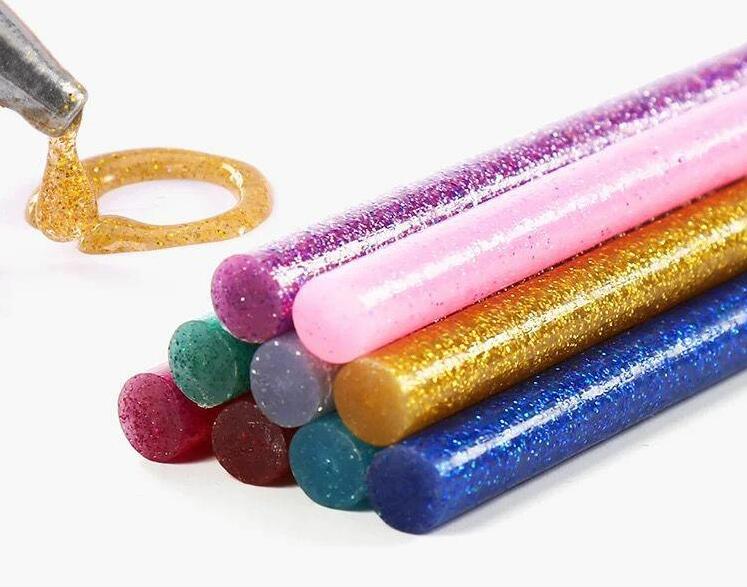 Stor pakke smeltelimstifter med hvite, glitter og fargede patroner. Perfekt til alle kreative og reparasjonsoppgaver.
