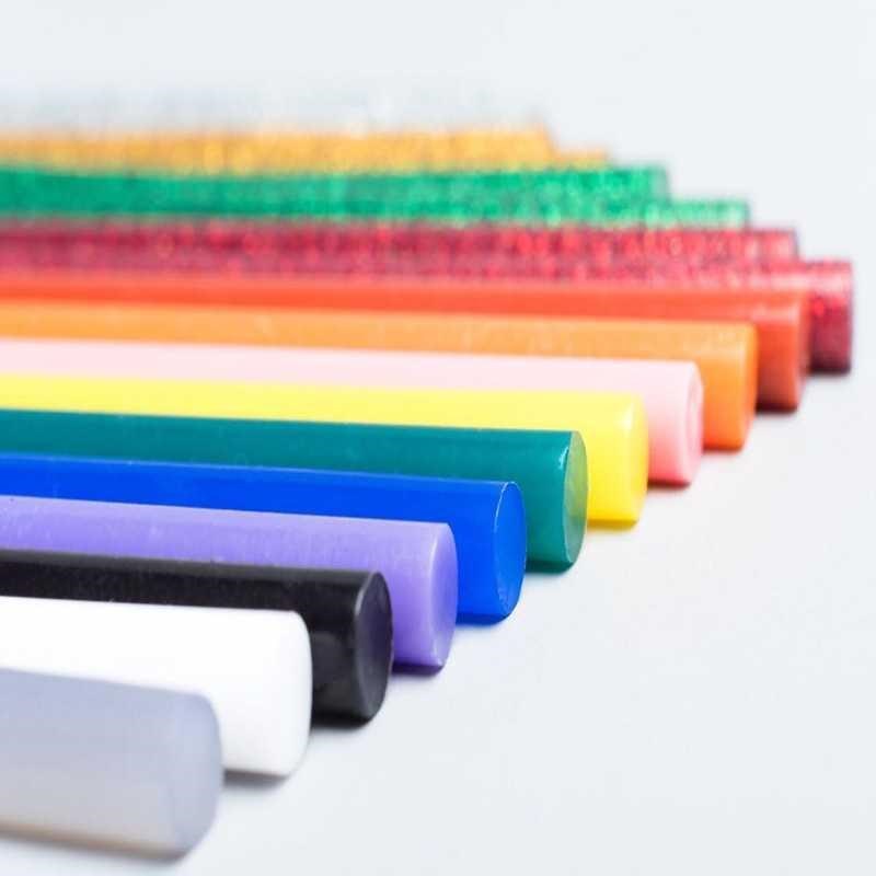 En haug med universelle smeltelimstifter; hvite, fargede og glitter. Essensielt for all DIY og kreativitet.