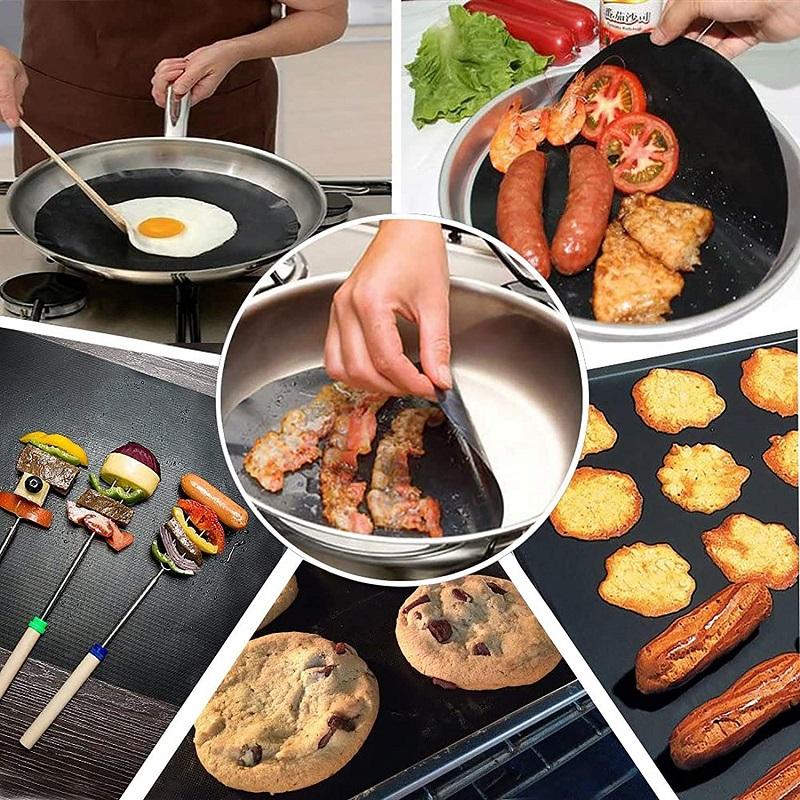 Ikke klebende grillmatte med slitesterk, svart overflate. Ideell for ren grilling, hindrer at mat faller gjennom risten.