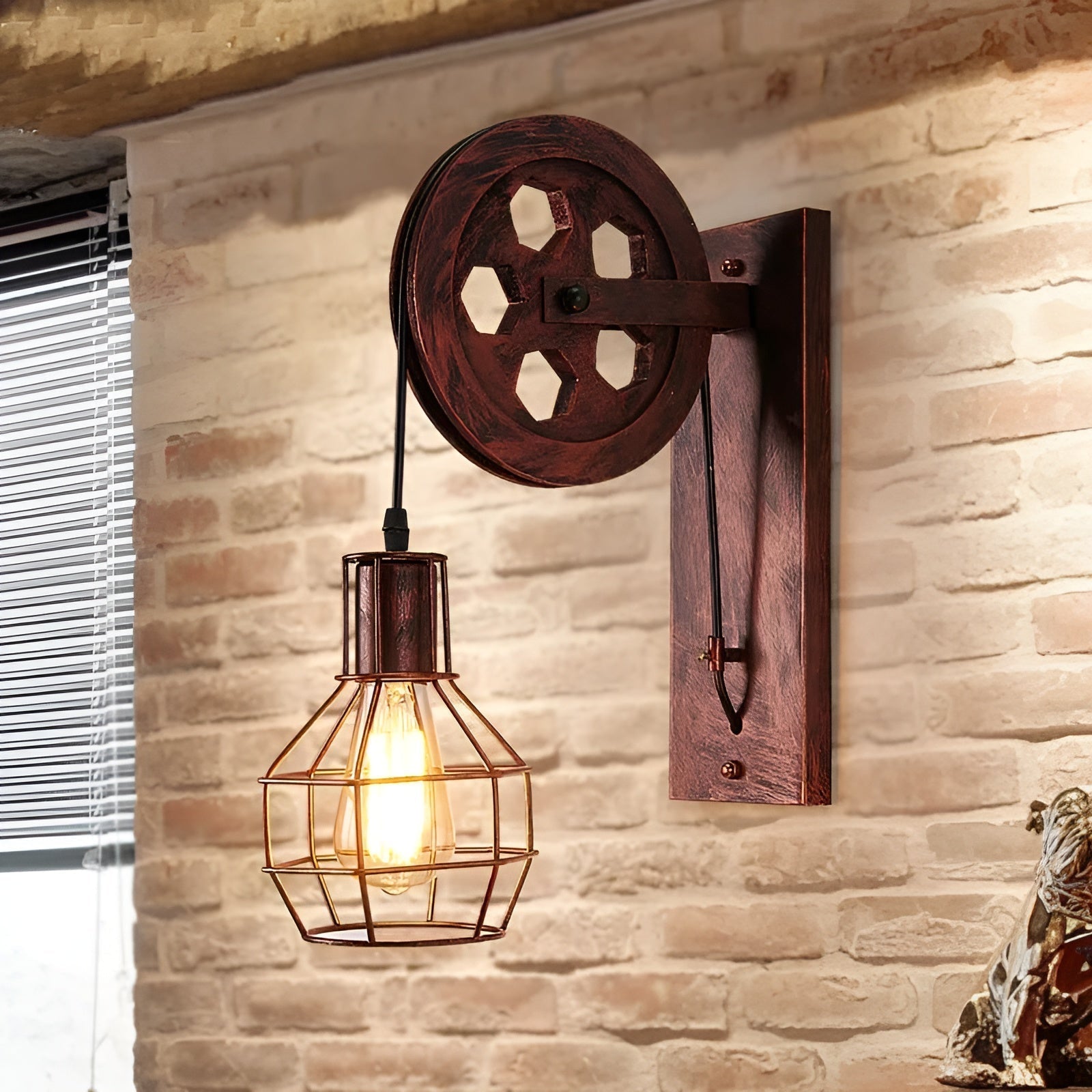 Sort industriell LED vegglampe i metall. Moderne design for stue, kontor, gang og interiør belysning.