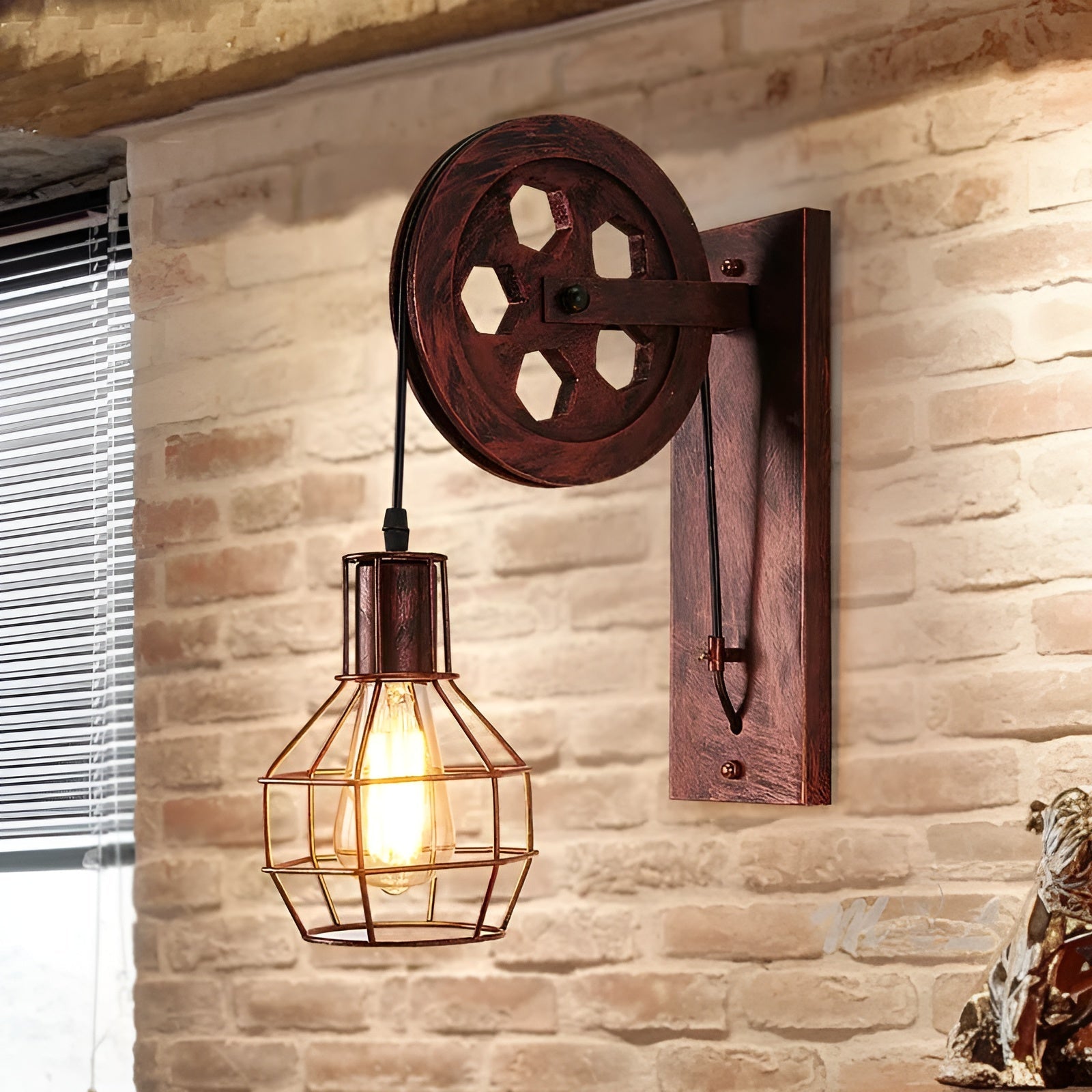 Design vegglampe med industrielt preg. LED-belysning skaper moderne stemning i stue, gang og hjem.