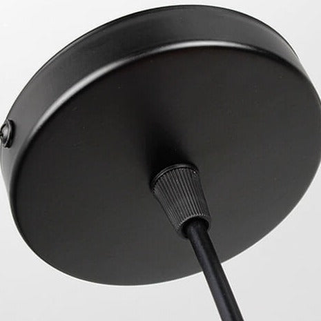 Retro pendel i svart, industriell design, gir et unikt preg til ethvert rom