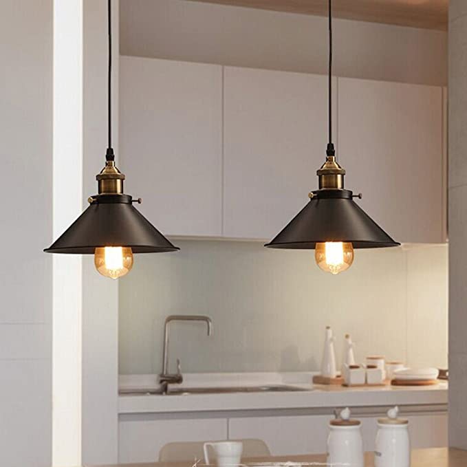Minimalistisk industriell svart lampeskjerm, retro stil belysning over kjøkkenøy