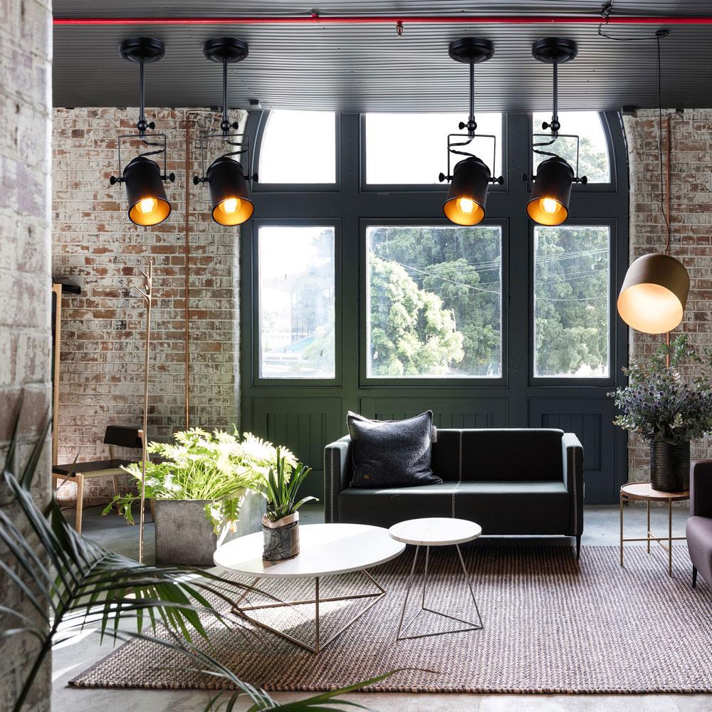 "Industriell taklampe med svart metallskjerm. Elegant vintage og moderne stil. Robust metall for holdbarhet."