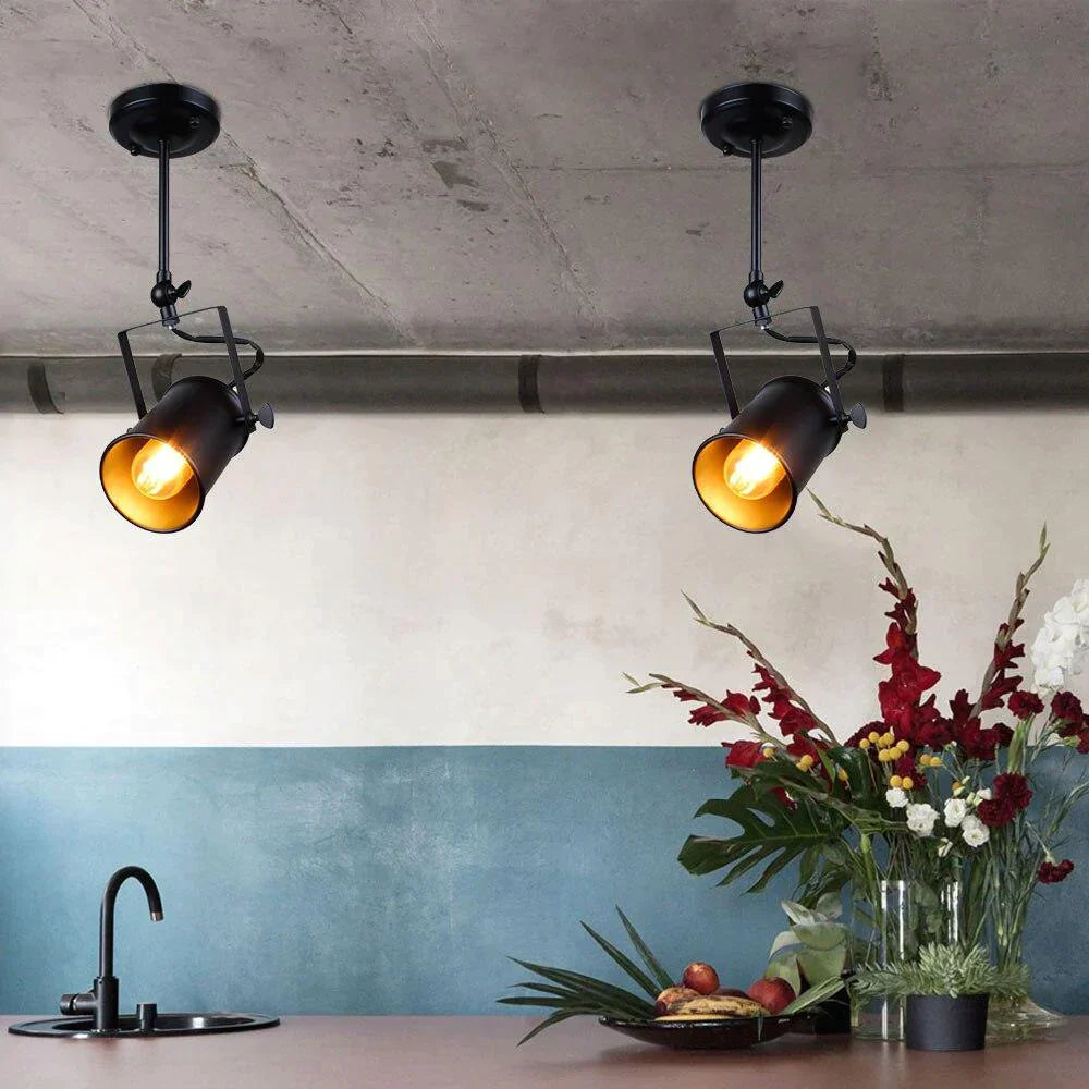 "Industriell taklampe med svart metallskjerm. Elegant vintage og moderne stil. Robust metall for holdbarhet."