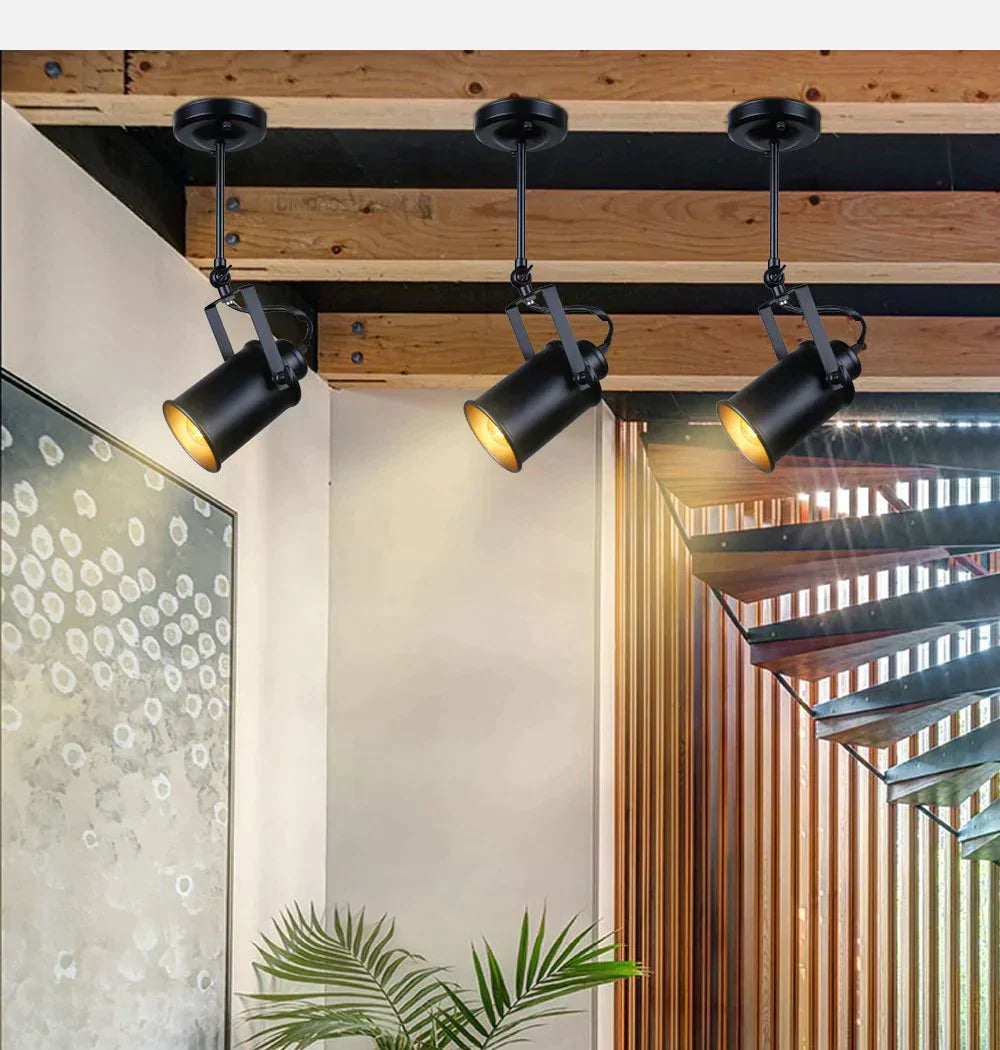 "Industriell taklampe med svart metallskjerm. Elegant vintage og moderne stil. Robust metall for holdbarhet."