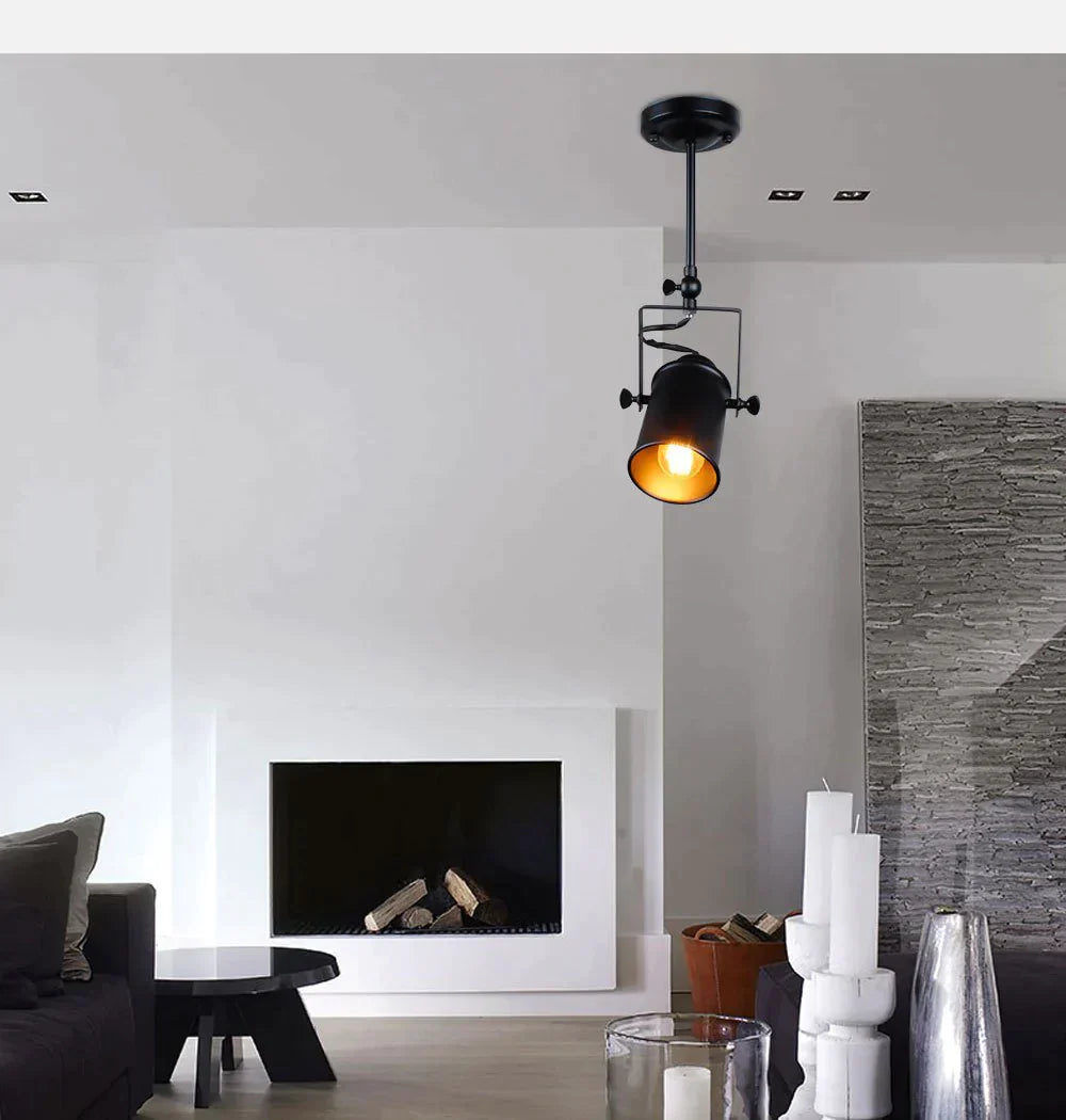 "Industriell taklampe med svart metallskjerm. Elegant vintage og moderne stil. Robust metall for holdbarhet."