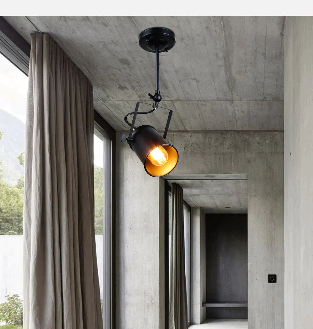 "Industriell taklampe med svart metallskjerm. Elegant vintage og moderne stil. Robust metall for holdbarhet."
