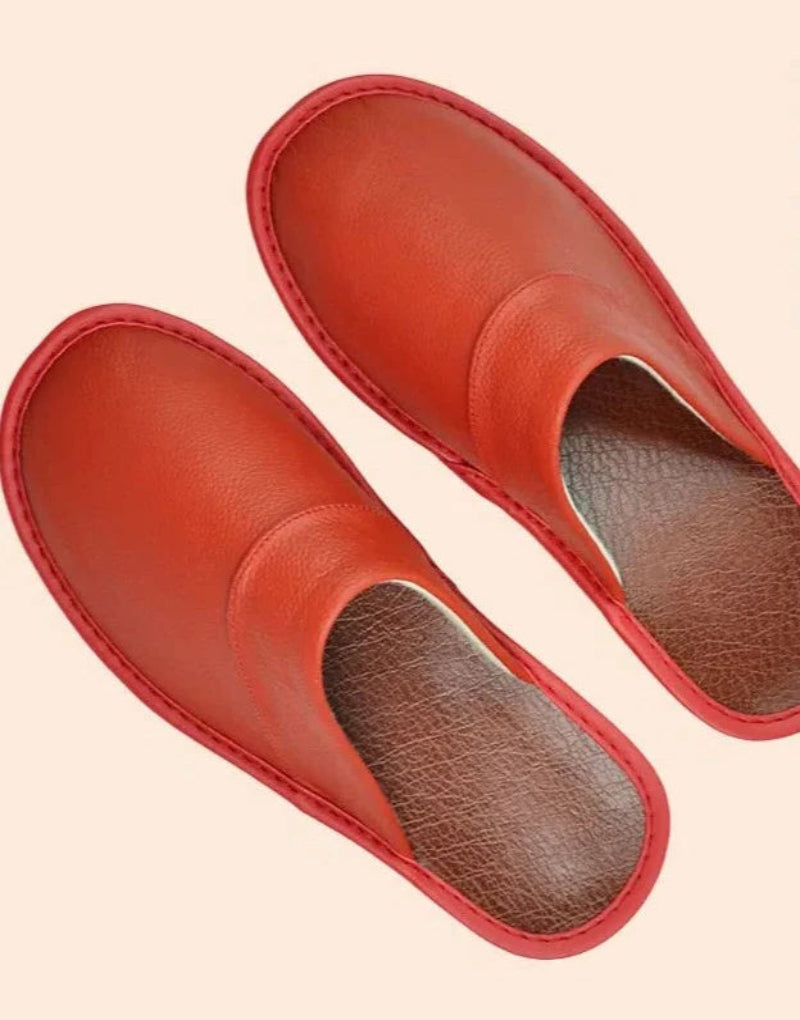 "Innendørstøfler i ekte skinn med sklisikker såle, grå farge, termofôr for varme og komfort."