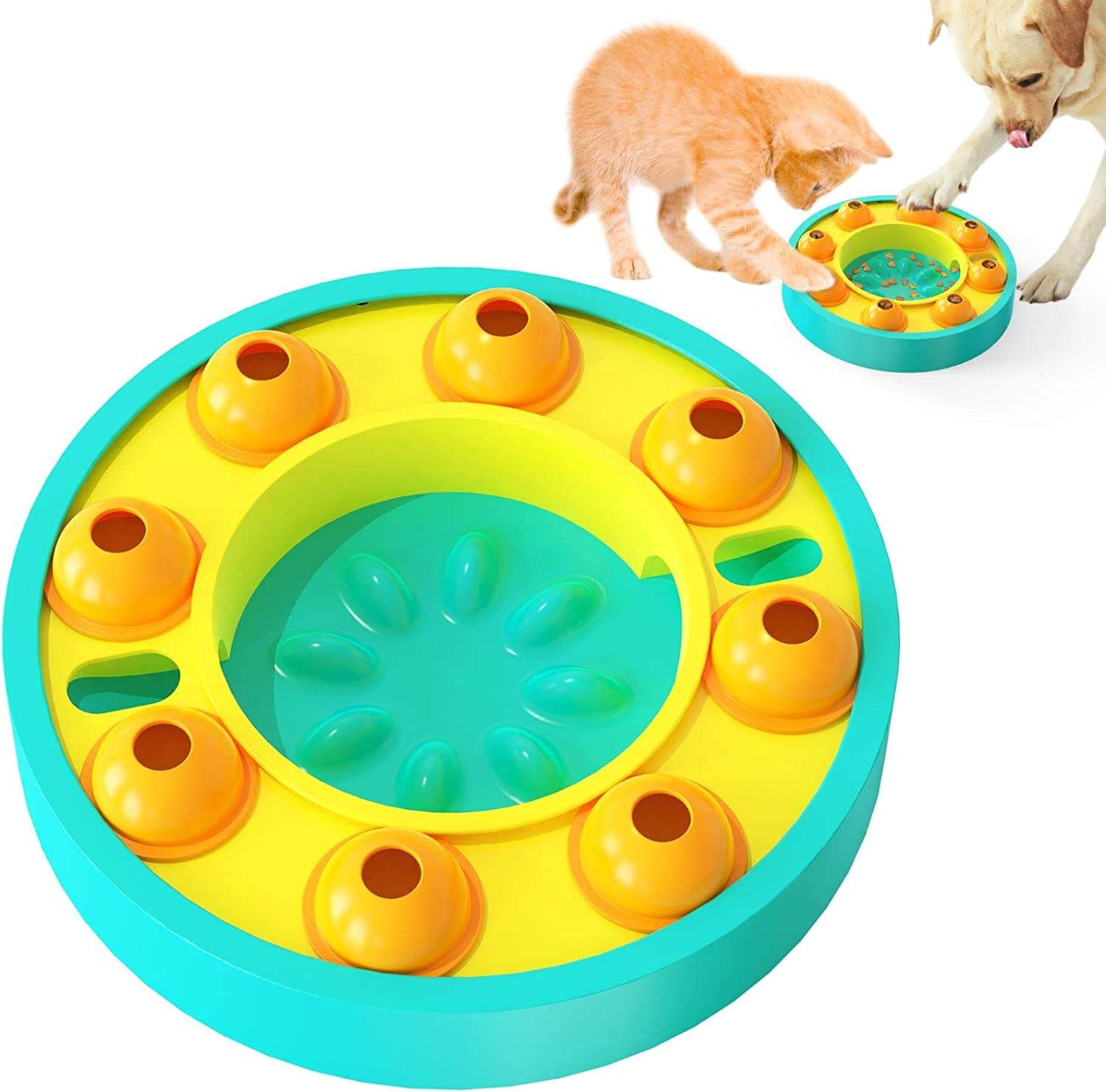 Glad hund leker med interaktiv fôringsleke. Perfekt for mental stimulering og hundetrening.