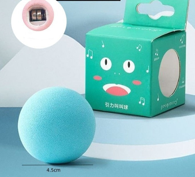 Nærbilde av interaktiv katteleke, viser tekstur og utforming av gravitasjonsballen