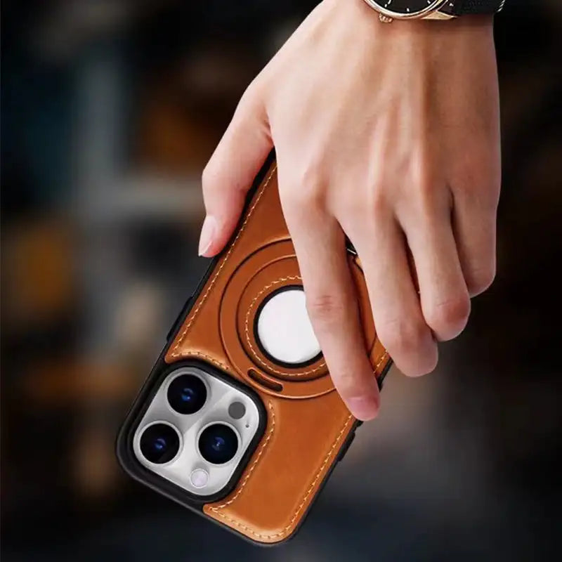 Sideprofil av iPhone-deksel som viser slank design og knappebeskyttelse.