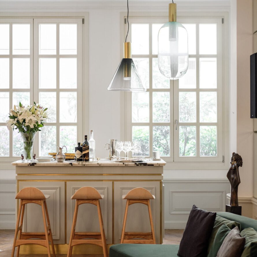 "Isabel Collection pendellampe med ventilert design, diffus lys, sfærisk form, justerbar kabel, elegant takbelysning."