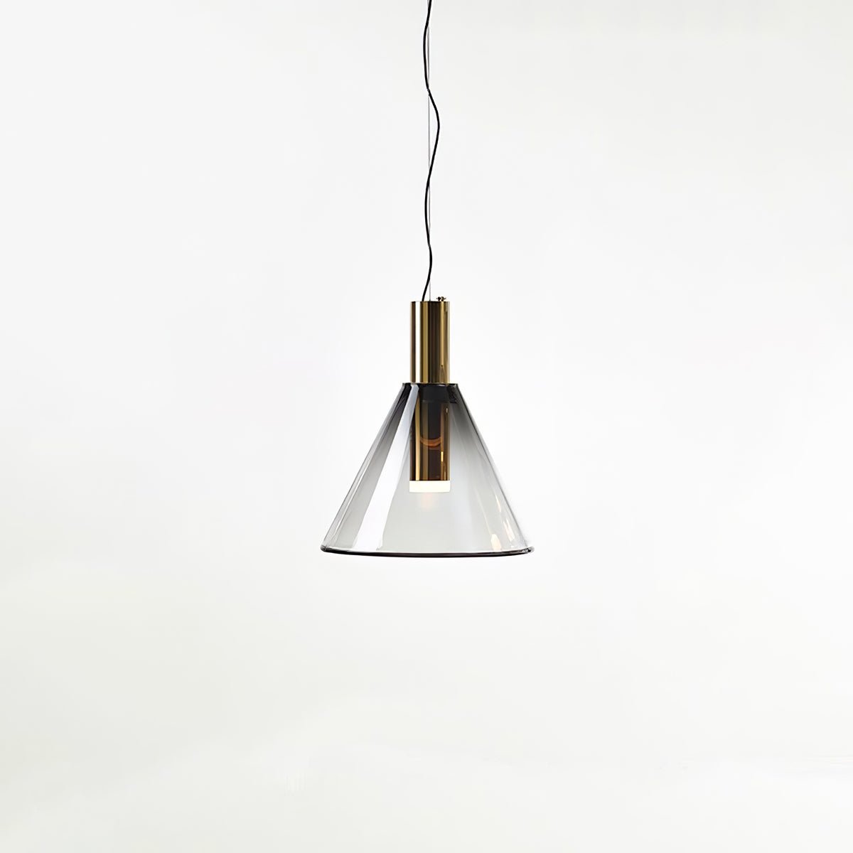"Isabel Collection pendellampe med ventilert design, diffus lys, sfærisk form, justerbar kabel, elegant takbelysning."