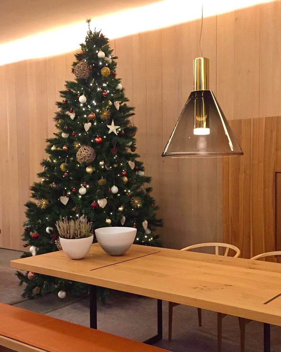 "Isabel Collection pendellampe med ventilert design, diffus lys, sfærisk form, justerbar kabel, elegant takbelysning."