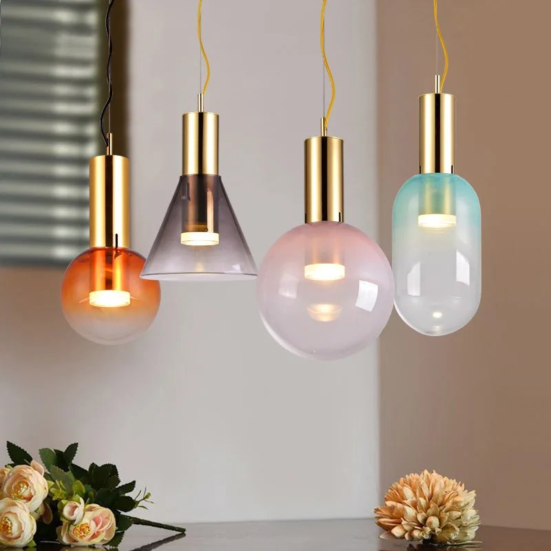 "Isabel Collection pendellampe med ventilert design, diffus lys, sfærisk form, justerbar kabel, elegant takbelysning."