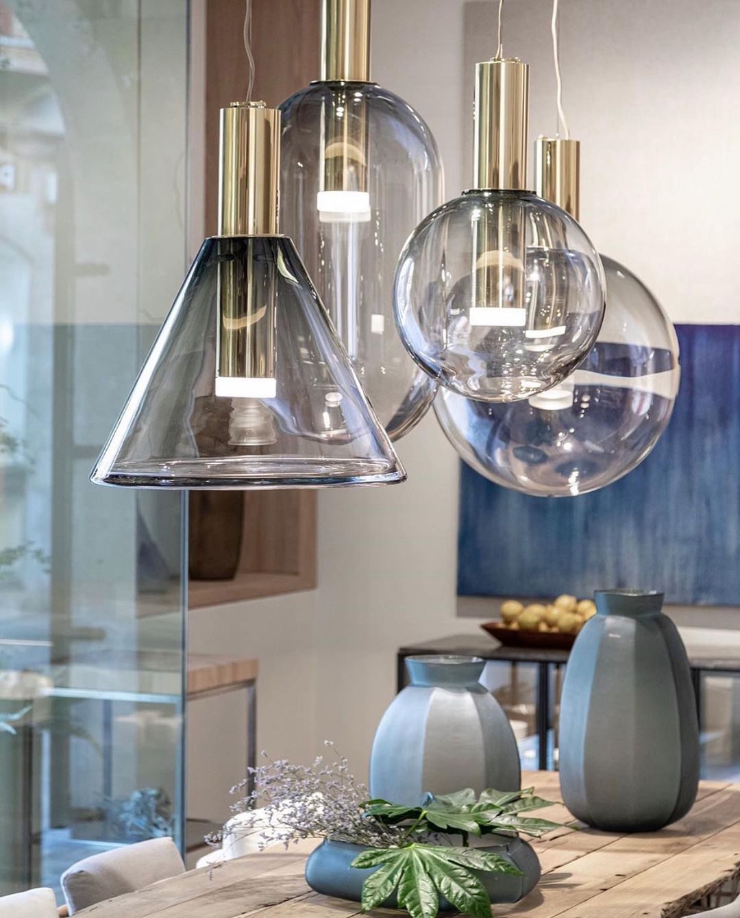 "Isabel Collection pendellampe med ventilert design, diffus lys, sfærisk form, justerbar kabel, elegant takbelysning."