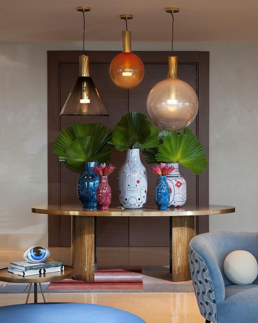"Isabel Collection pendellampe med ventilert design, diffus lys, sfærisk form, justerbar kabel, elegant takbelysning."