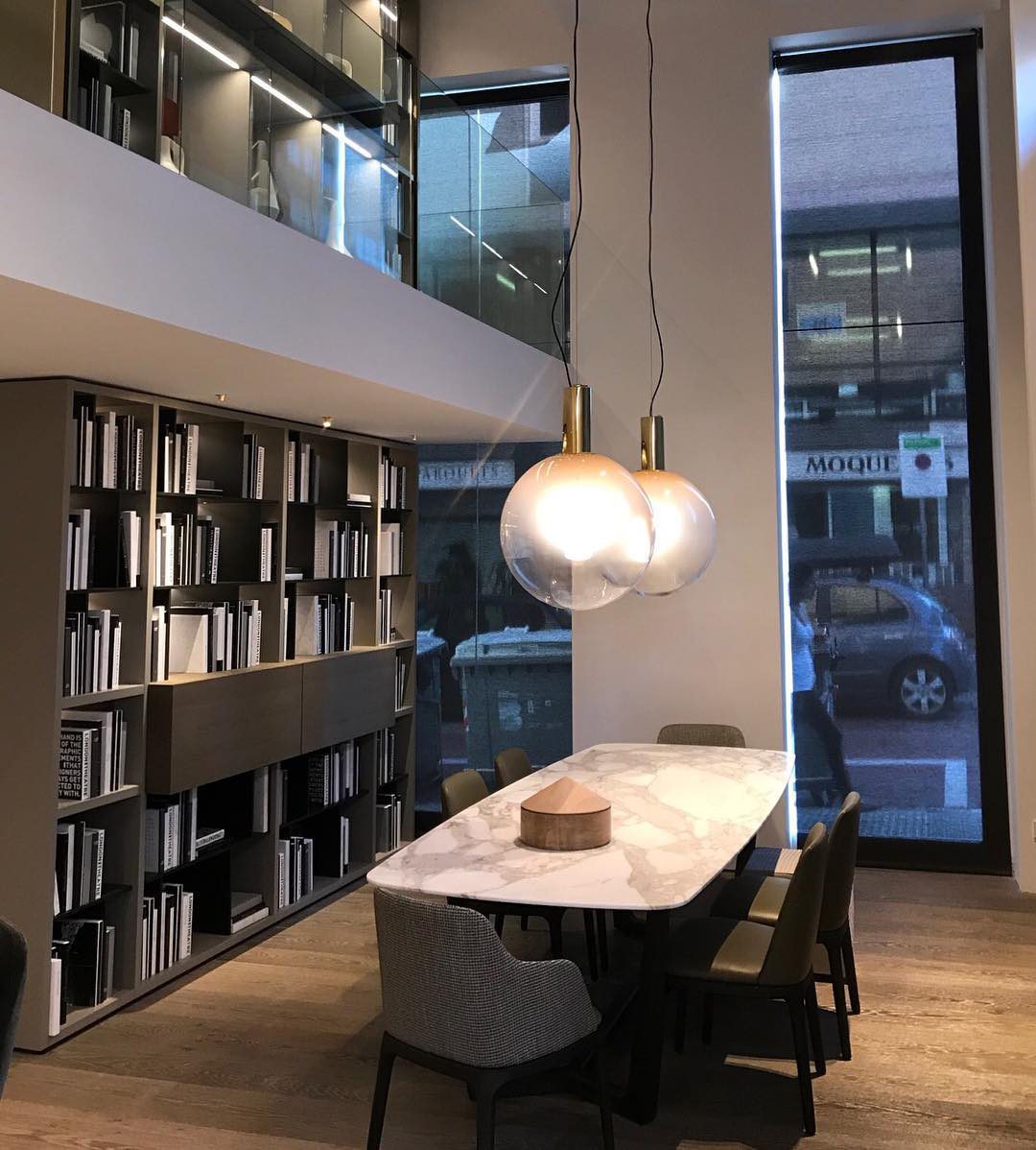 "Isabel Collection pendellampe med ventilert design, diffus lys, sfærisk form, justerbar kabel, elegant takbelysning."