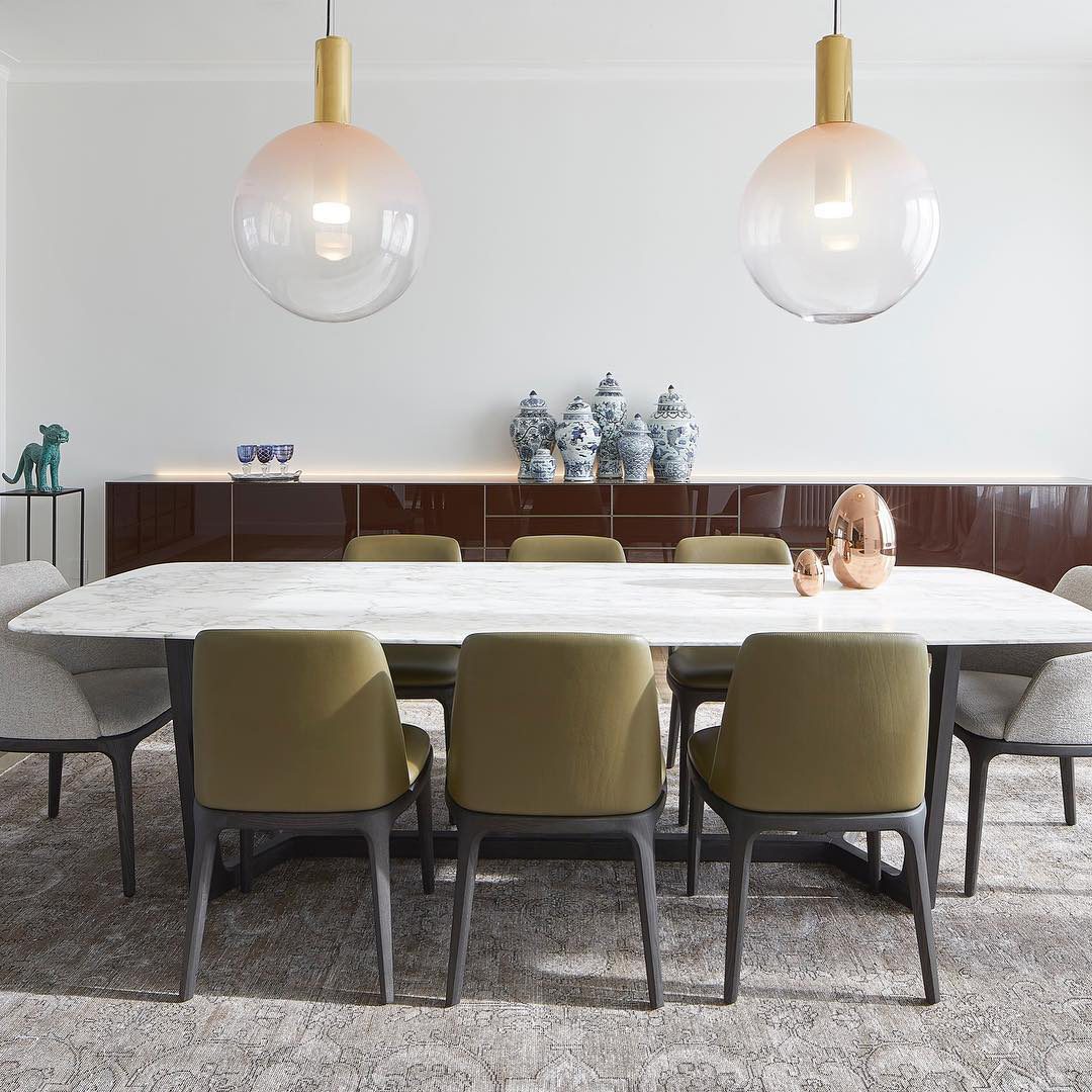 "Isabel Collection pendellampe med ventilert design, diffus lys, sfærisk form, justerbar kabel, elegant takbelysning."