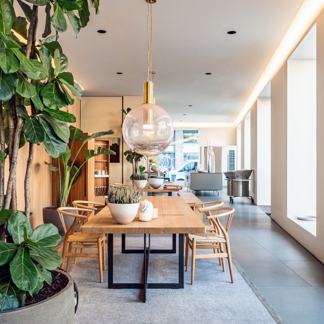 "Isabel Collection pendellampe med ventilert design, diffus lys, sfærisk form, justerbar kabel, elegant takbelysning."