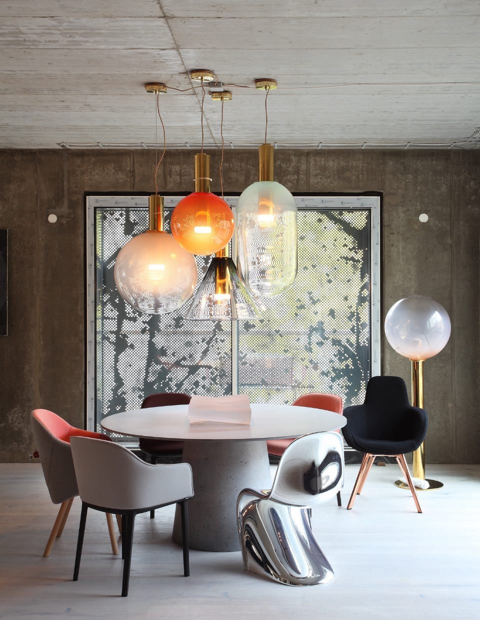 "Isabel Collection pendellampe med ventilert design, diffus lys, sfærisk form, justerbar kabel, elegant takbelysning."