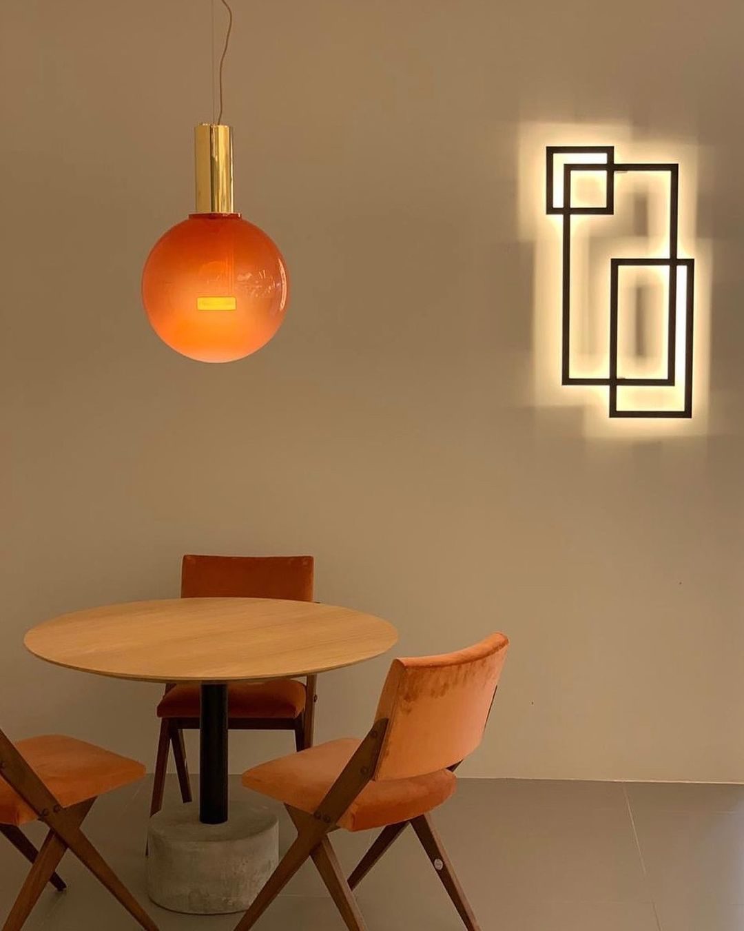 "Isabel Collection pendellampe med ventilert design, diffus lys, sfærisk form, justerbar kabel, elegant takbelysning."