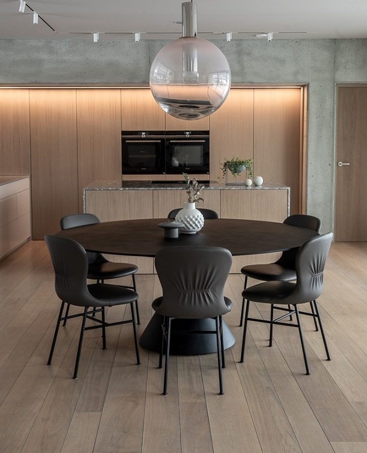 "Isabel Collection pendellampe med ventilert design, diffus lys, sfærisk form, justerbar kabel, elegant takbelysning."