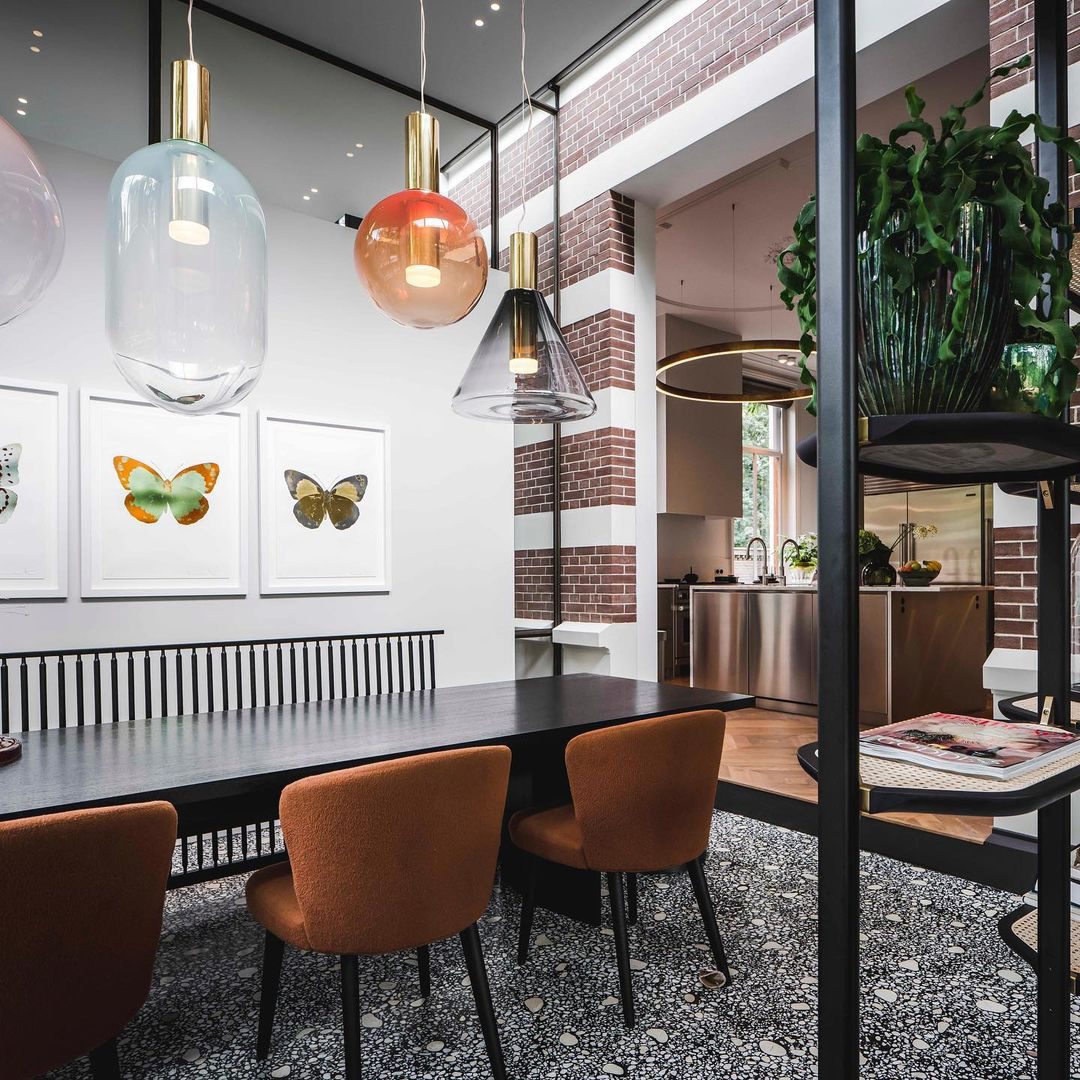 "Isabel Collection pendellampe med ventilert design, diffus lys, sfærisk form, justerbar kabel, elegant takbelysning."