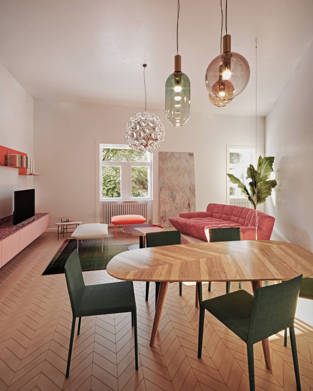 "Isabel Collection pendellampe med ventilert design, diffus lys, sfærisk form, justerbar kabel, elegant takbelysning."