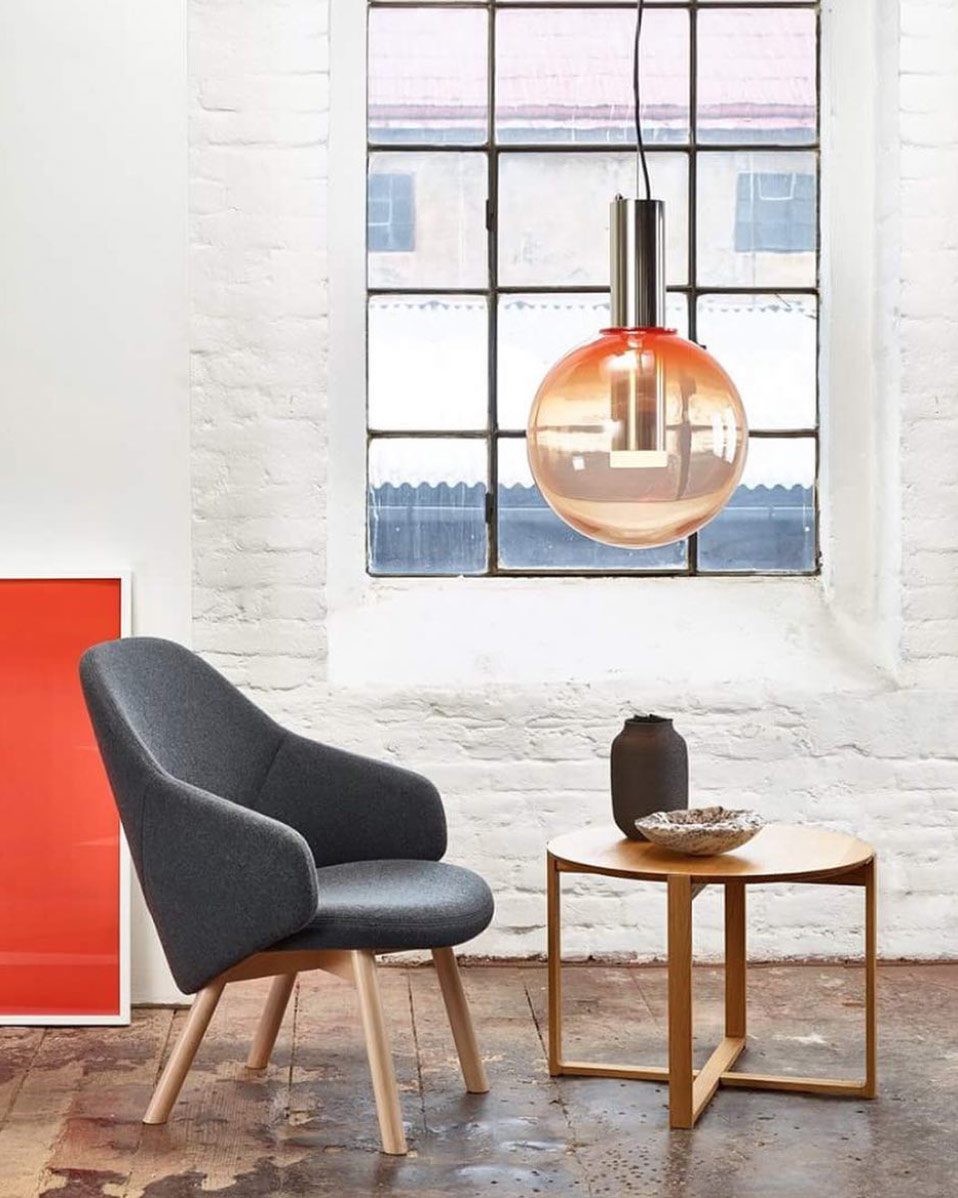 "Isabel Collection pendellampe med ventilert design, diffus lys, sfærisk form, justerbar kabel, elegant takbelysning."
