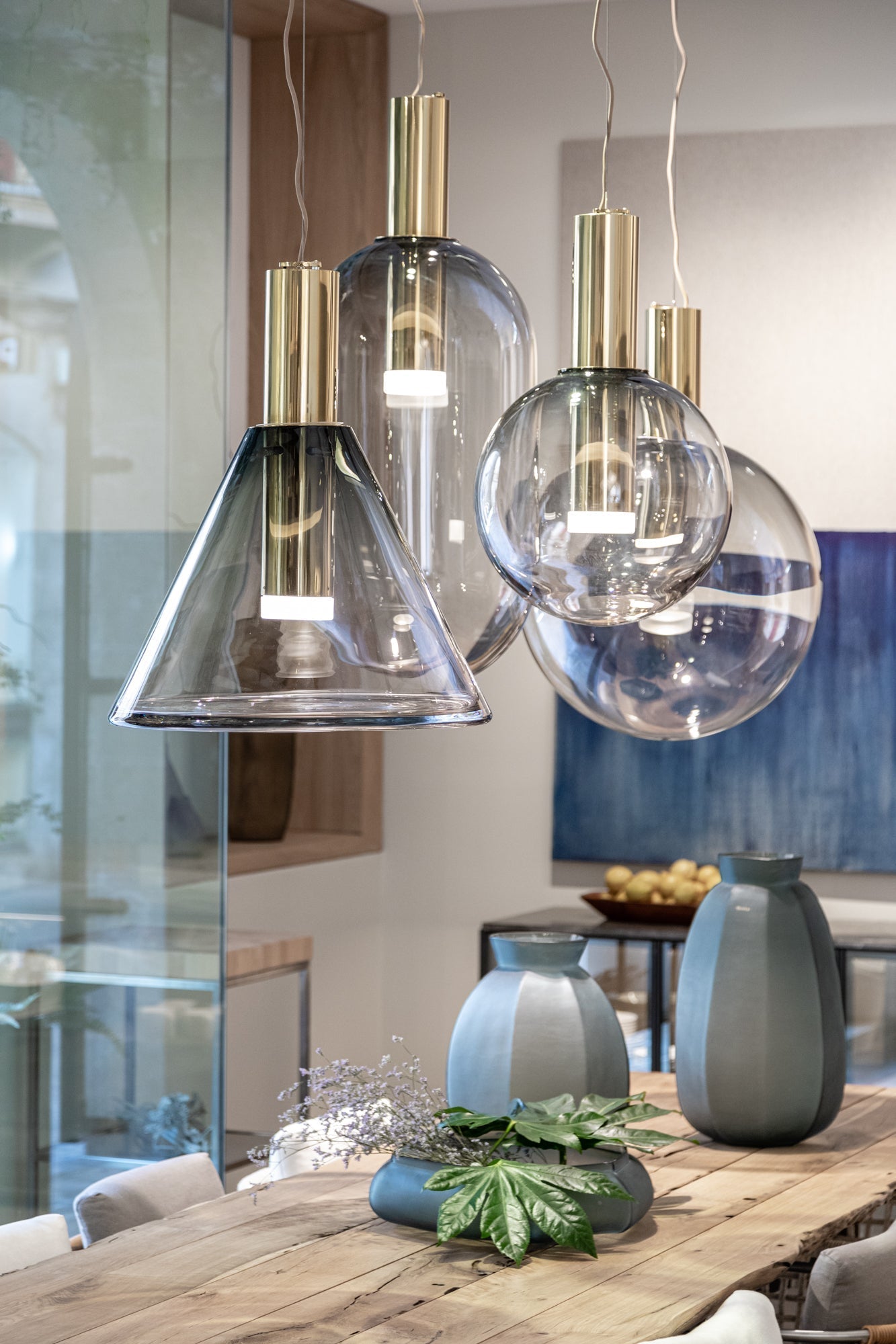 "Isabel Collection pendellampe med ventilert design, diffus lys, sfærisk form, justerbar kabel, elegant takbelysning."