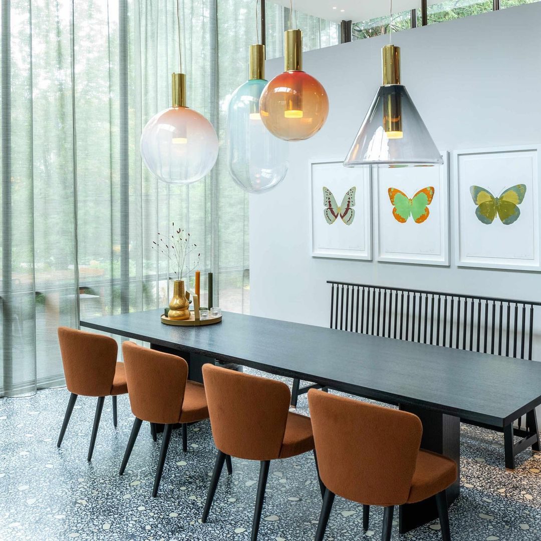 "Isabel Collection pendellampe med ventilert design, diffus lys, sfærisk form, justerbar kabel, elegant takbelysning."