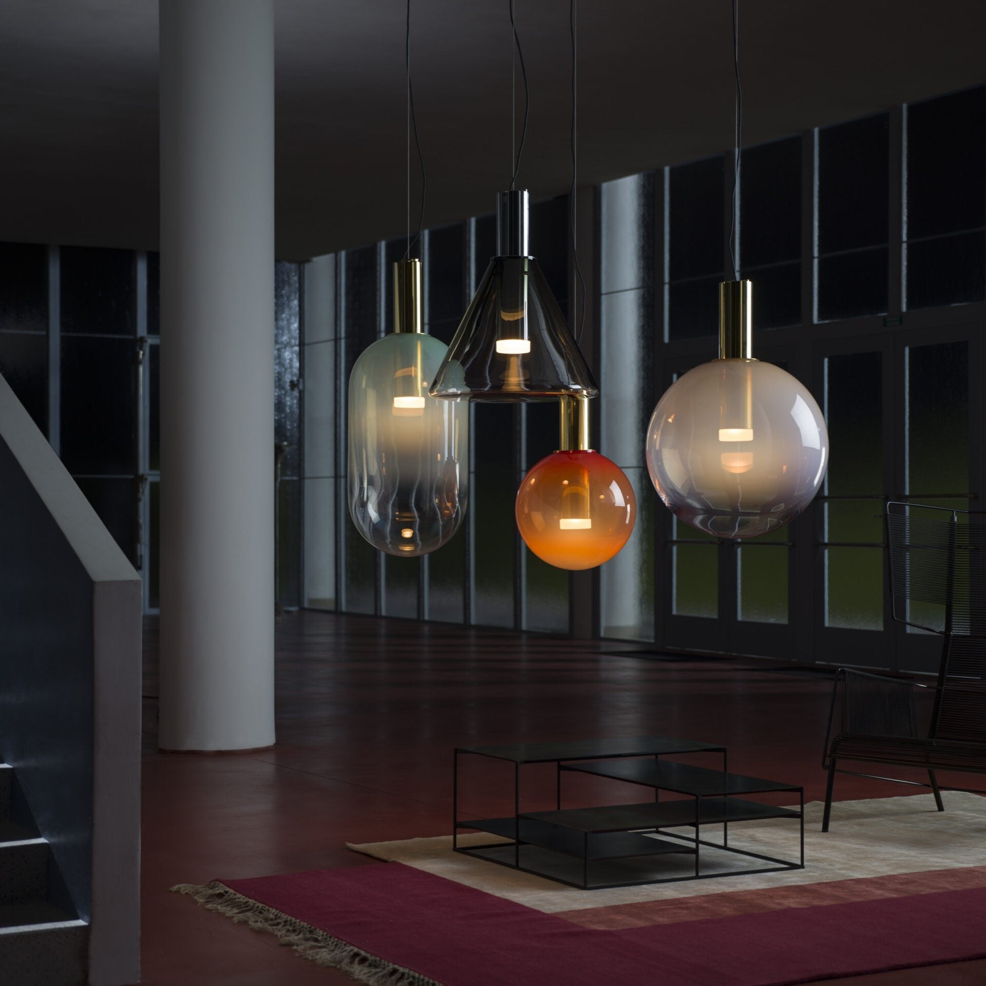 "Isabel Collection pendellampe med ventilert design, diffus lys, sfærisk form, justerbar kabel, elegant takbelysning."