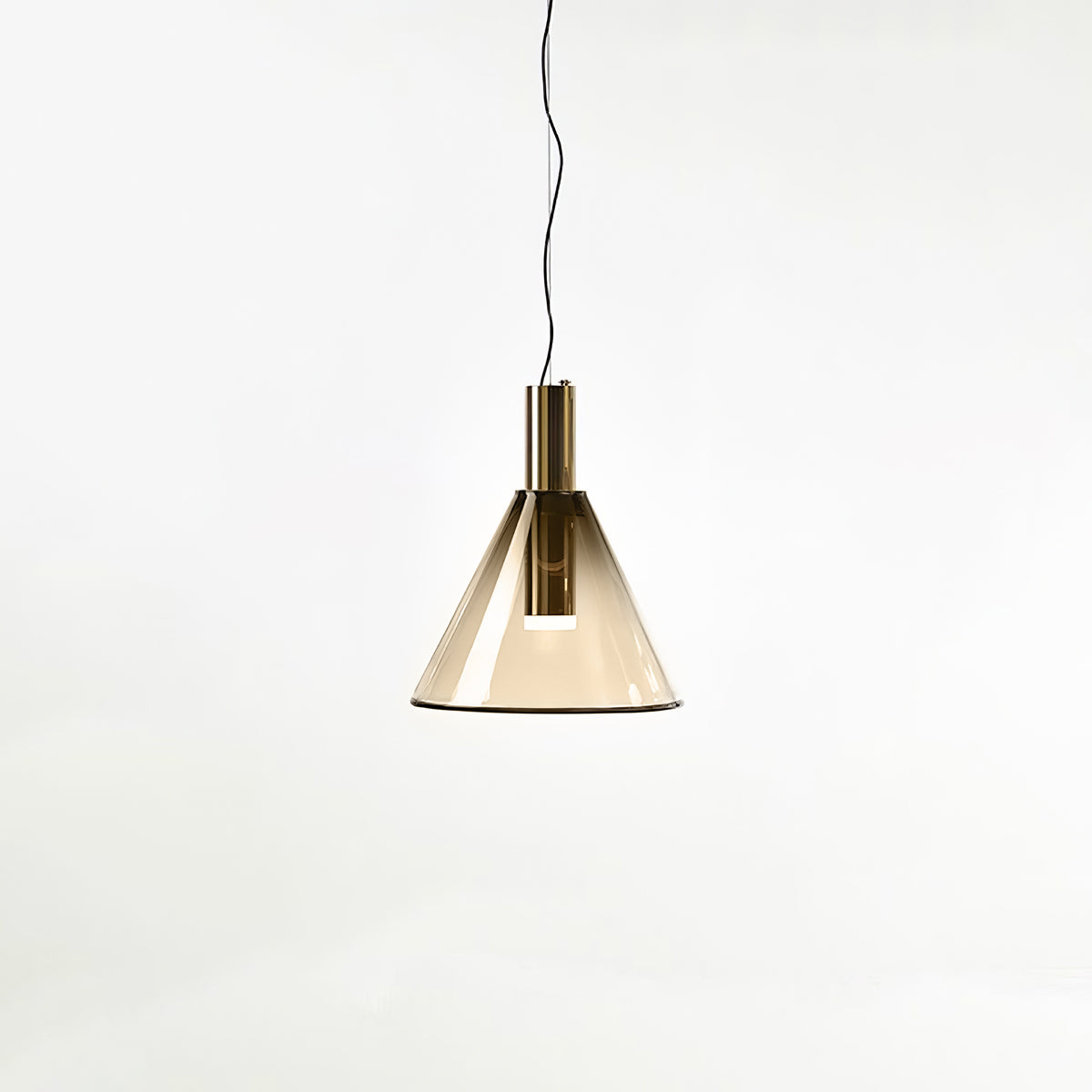 "Isabel Collection pendellampe med ventilert design, diffus lys, sfærisk form, justerbar kabel, elegant takbelysning."