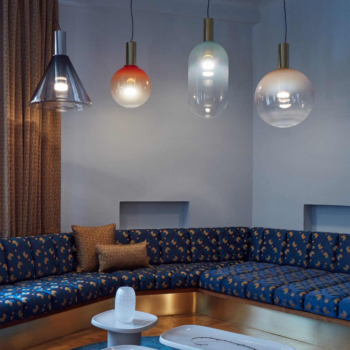 "Isabel Collection pendellampe med ventilert design, diffus lys, sfærisk form, justerbar kabel, elegant takbelysning."