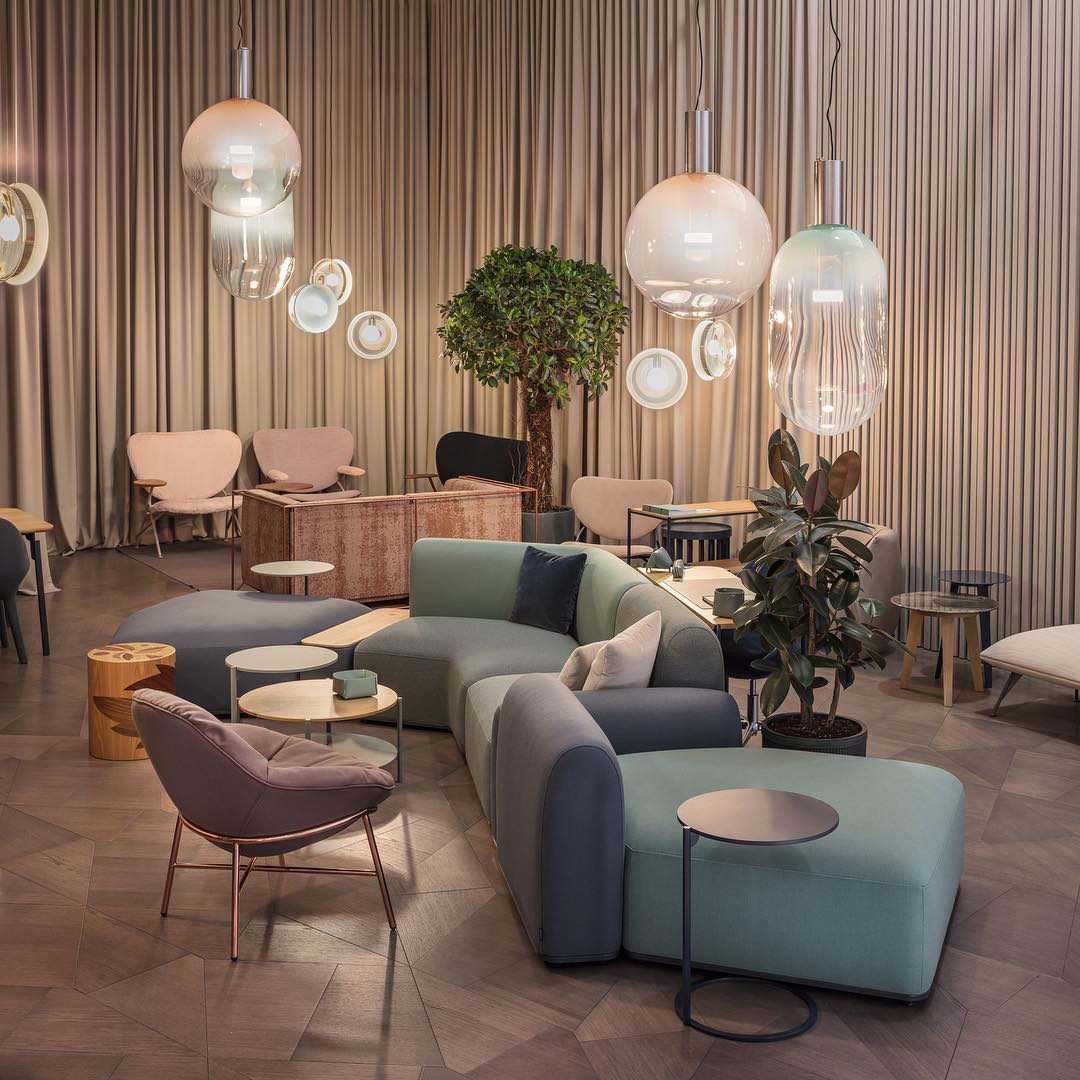 "Isabel Collection pendellampe med ventilert design, diffus lys, sfærisk form, justerbar kabel, elegant takbelysning."