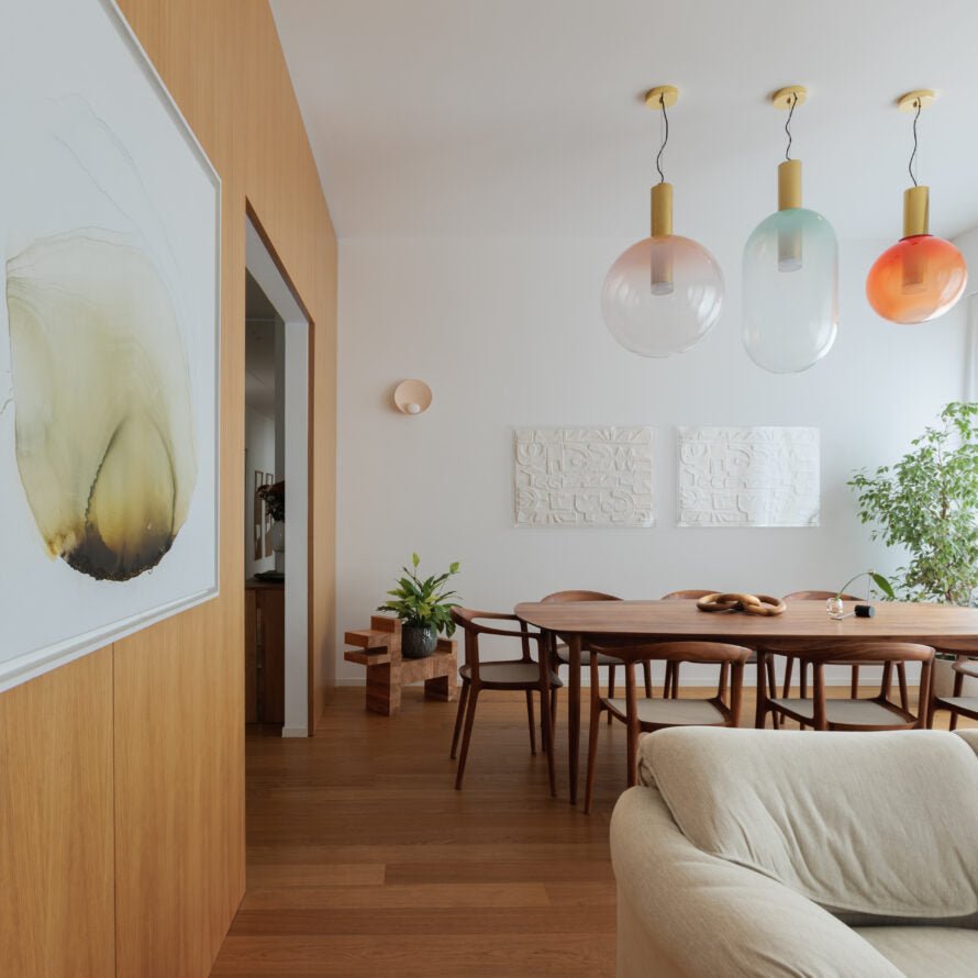 "Isabel Collection pendellampe med ventilert design, diffus lys, sfærisk form, justerbar kabel, elegant takbelysning."