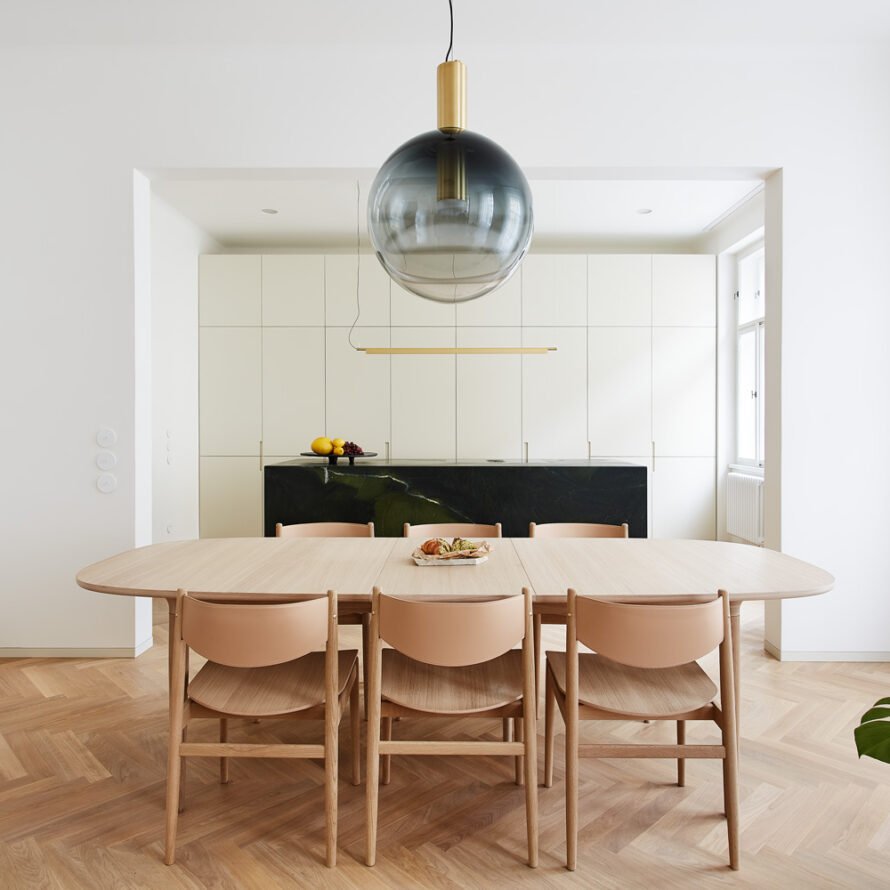 "Isabel Collection pendellampe med ventilert design, diffus lys, sfærisk form, justerbar kabel, elegant takbelysning."