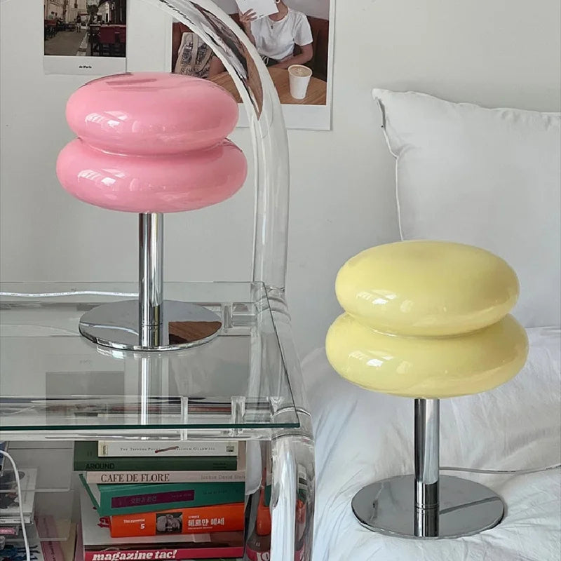 "Italiensk Bauhaus-bordlampe i oransje med elegant, moderne design og justerbare lysnivåer, perfekt for interiør"
