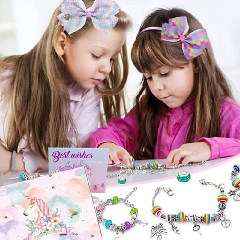 DIY armbåndssett for barn. Utvikler finmotorikk og kreativitet med perler og charms.
