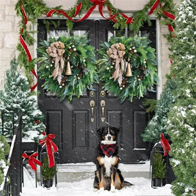 Kunstig julekrans i rustikk stil med kongler og jutesløyfe, flott dørkrans for høytiden.