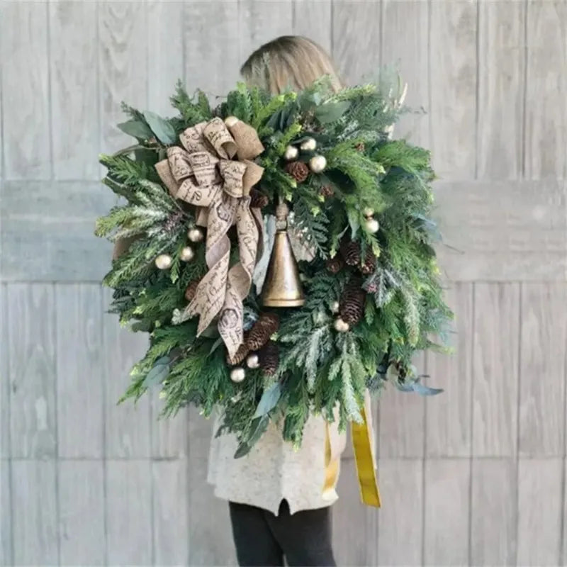 Rund julekrans med kongler og jutesløyfe, et vakkert element for julepynt og festdekor.