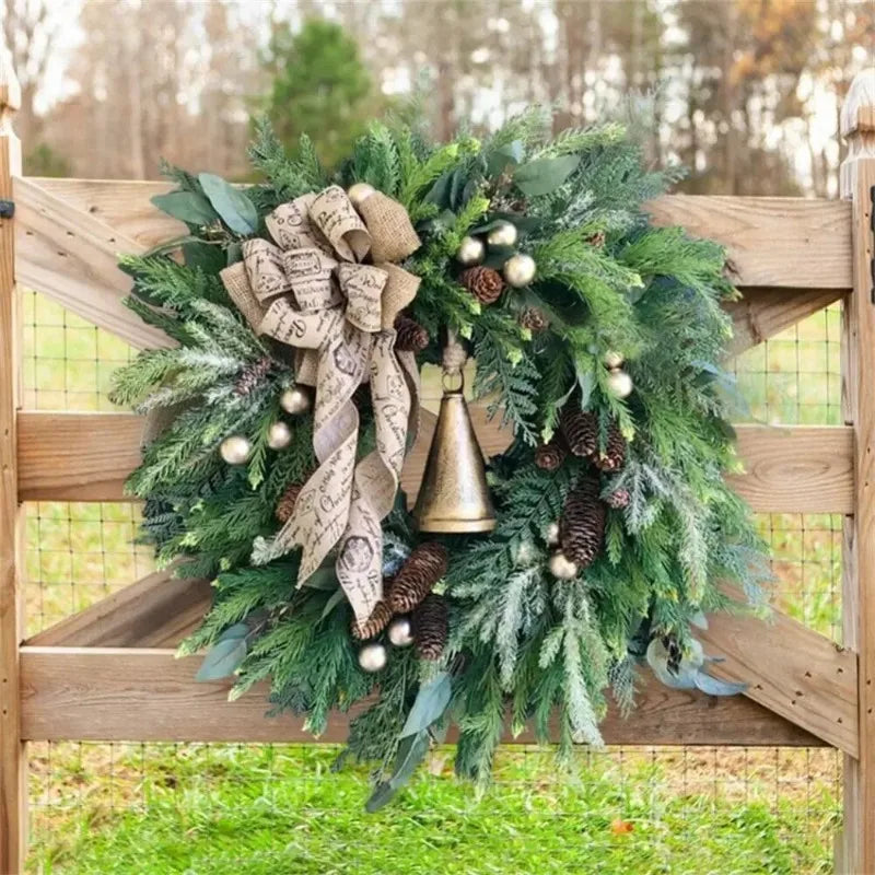 Allsidig julekrans med kongler og elegant jutesløyfe, perfekt som festlig dør- eller veggdekor.