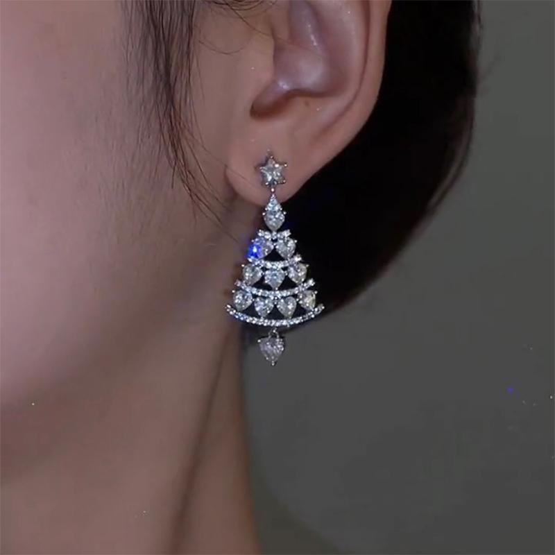 "Juletre øredobber i strass og legering, glitrende design. Perfekte festlige smykker for damer, egnet for enhver anledning."