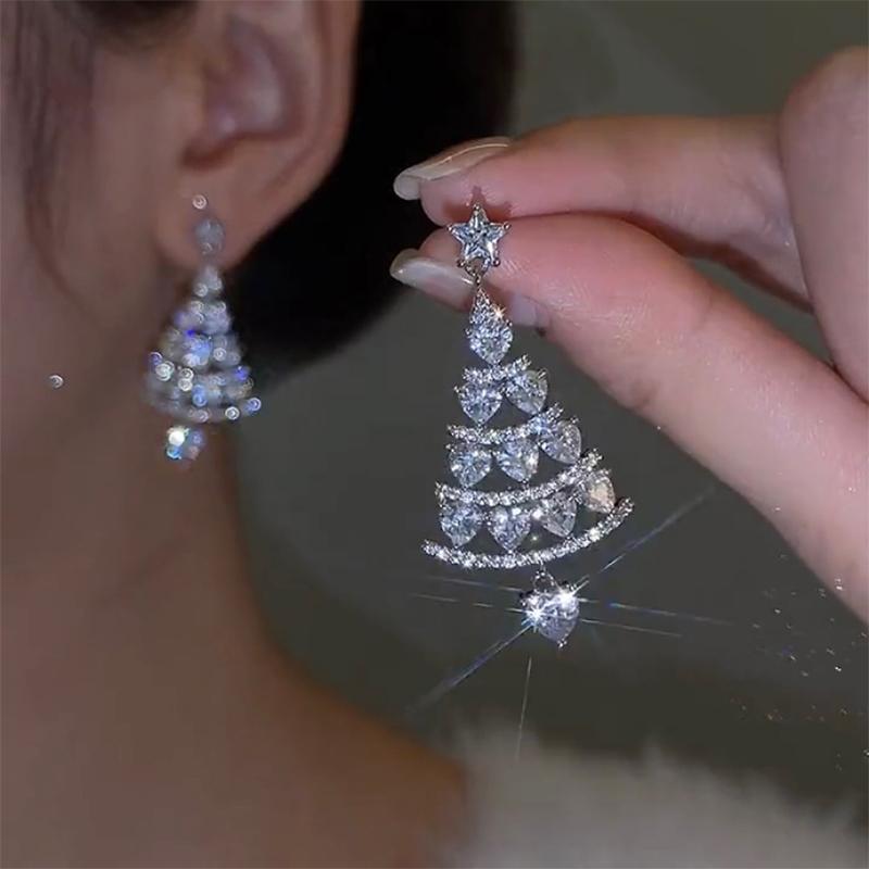 "Juletre øredobber i strass og legering, glitrende design. Perfekte festlige smykker for damer, egnet for enhver anledning."