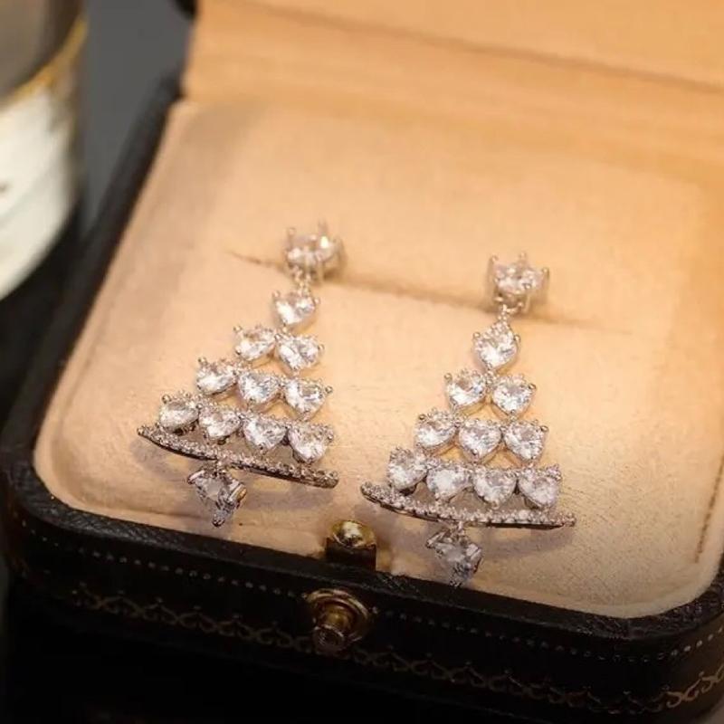 "Juletre øredobber i strass og legering, glitrende design. Perfekte festlige smykker for damer, egnet for enhver anledning."